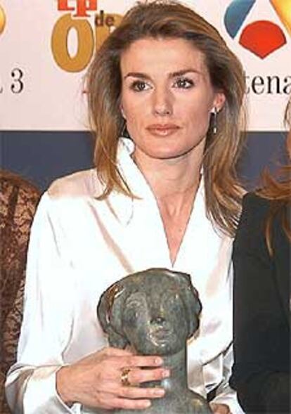 La periodista recibe el premio TP de manos de Javier González Ferrari, en el año 2001, como mejor periodista menor de 30 años.