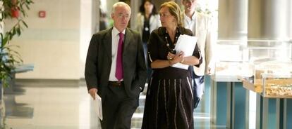 Inmaculada de Miguel, cuando era directora de Relaciones con la Administración de Justicia, junto al entonces consejero, Joseba Azkarraga, poco antes de una rueda de prensa en julio de 2008.