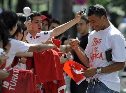 Kazim firma autógrafos a los aficionados turcos.