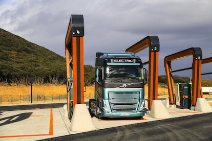 Cargadores rápidos para camiones instalados en la ruta Barcelona - Lyon por la empresa Milence. Fotografía cedida por Milence.