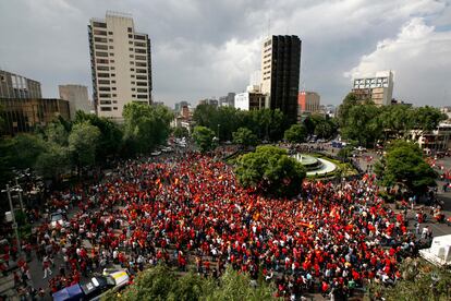 Cientos de seguidores de La Roja celebran en la Plaza de Cibeles de México el Mundial conseguido por España.