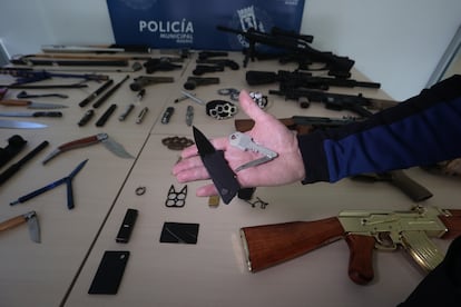 Armas y objetos utilizados como defensas requisadas por la Policía Municipal en sus intervenciones.