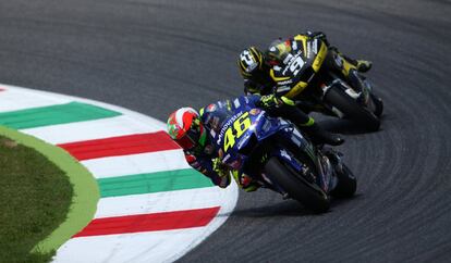Valentino Rossi de Movistar Yamaha junto al piloto del equipo Alma Pramac, Danilo Petrucci, durante la carrera. 