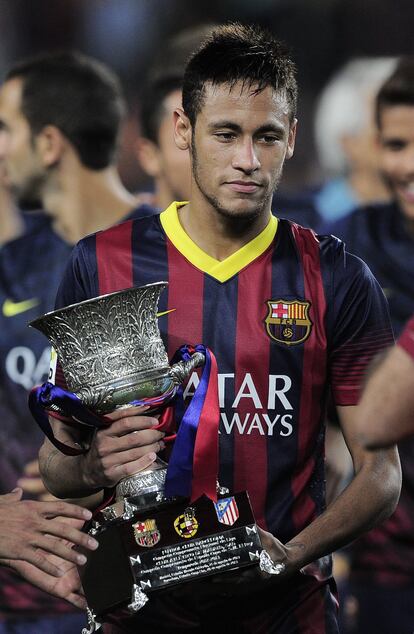 Neymar con el trofeo de la Supercopa.