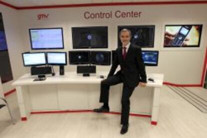 El director general de GMV, Jesús B. Serrano Martínez, en el centro de control que la compañía tiene en Tres Cantos (Madrid).
