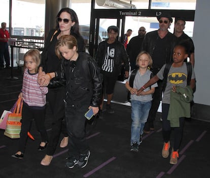 Jolie y Pitt, en una de las múltiples salidas familiares con Maddox, Zahara, Shiloh, Vivienne, Knox en el aeropuerto de Los Ángeles el año pasado.