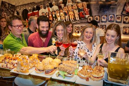 En esta tierra, el buen comer y el buen beber son palabras mayores. La oferta gastronómica es inmensa: rutas de pinchos, tan arraigadas en Pamplona; deliciosas catas en bodegas, y propuestas gastro en restaurantes.