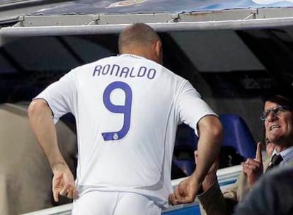 Ronaldo atiende las instrucciones de Fabio Capello durante el partido contra el Steaua, en el estadio Bernabéu, de la Liga de Campeones.