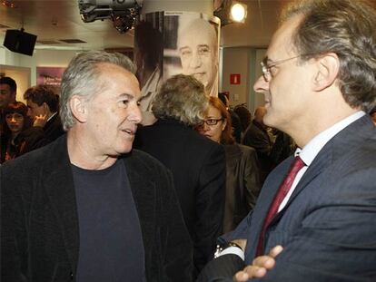 Víctor Manuel, a la izquierda, con Pedro García Guillén, director general de EL PAÍS.