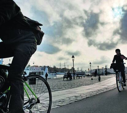 Ciclistas en la calle Skeppsbron, en el centro histórico de Estocolmo.