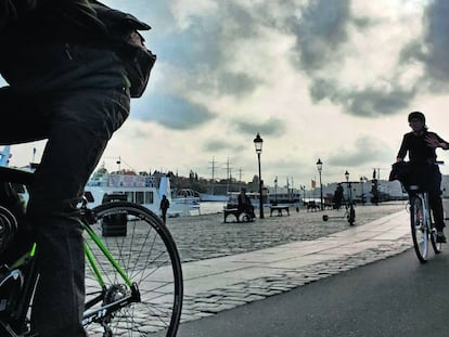 Ciclistas en la calle Skeppsbron, en el centro histórico de Estocolmo.