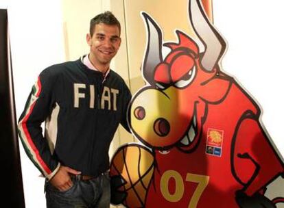 José Manuel Calderón, junto a la mascota del Campeoanto de Europa que se jugará en España.