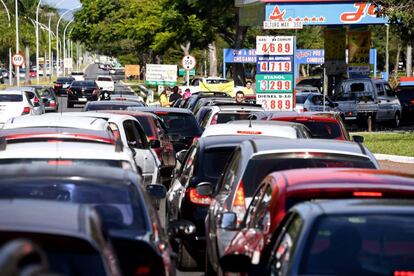 Motoristas fazem fila em posto de gasolina em Brasília para tentar abastecer nesta quinta-feira, 24 de maio, quarto dia de greve e protestos dos caminhoneiros contra a alta dos preços dos combustíveis no país. 