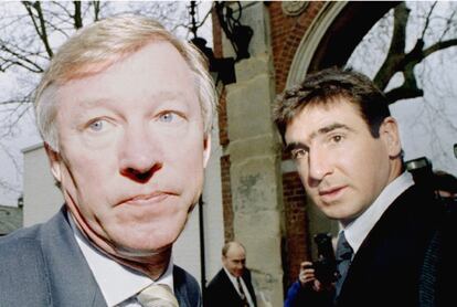 Alex Ferguson acude, en 1995, junto a Eric Cantona a la Asociación de Fútbol inglesa para una vista disciplinaria después de que el jugador hubiera dado una patada a un espectador.