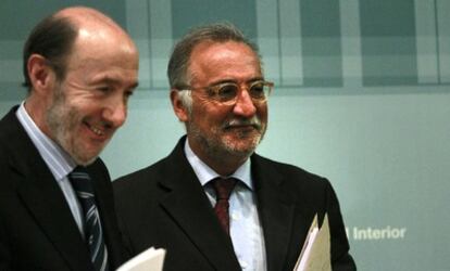 Alfredo Pérez Rubalcaba (izquierda) y Pere Navarro, durante la rueda de prensa del balance de tráfico de Semana Santa.