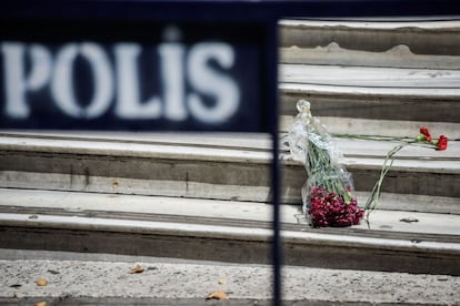 Flores a las puertas de la Embajada Francesa en Estambul como apoyo a las víctimas del atentado en Niza.