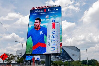 Anuncios electrónicos en los que aparece Lionel Messi frente al Mercedes-Benz Stadium, en Atlanta, donde Argentina jugará contra Canadá el 20 de junio.