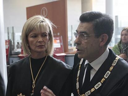 La portavoz del CGPJ, Gabriela Bravo, y Juan Luis de la Rúa, presidente del Tribunal Superior valenciano, el pasado día 24 en Valencia.