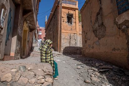 Una anciana llora junto a los escombros de un edificio en Marraquech.