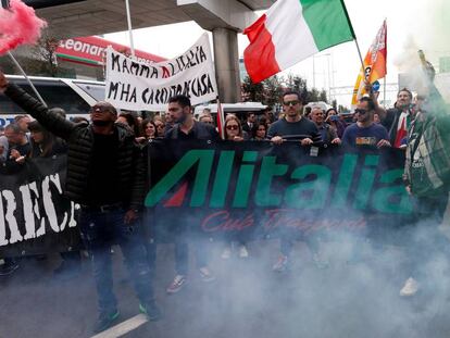 Manifestaci&oacute;n de trabajadores de Alitalia en huelga, el pasado 5 de abril en el aeropuerto de Fiumicino (Roma).