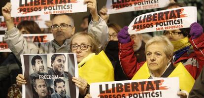 Els exconsellers Romeva, Mundó, Rull i Turull surten de la presó després de pagar una fiança. A la imatge, concentració a la plaça Sant Jaume de Barcelona a favor de l'alliberament dels polítics catalans presos, el 4 de desembre del 2017.