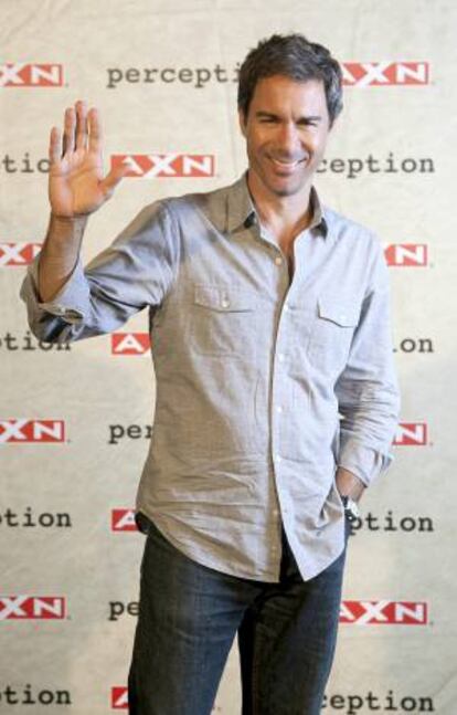 Fotografa cedida por AXN del actor canadiense Eric McCormack, famoso por interpretar a Will Truman en "Will & Grace" y que desde el 1 de octubre estar en las pantallas espa?olas encarnando en "Perception" un personaje que es, explica en entrevista con Efe, como "si Sherlock Holmes no fuera un detective, sino un profesor de neurociencia que tiene adems esquizofrenia paranoica". En la foto, el actor en el hotel de Madrid donde se ha presentado la nueva serie de AXN.