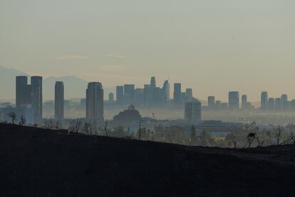 La lnea del cielo de Los ?ngeles con el humo de los incendios, este lunes. 