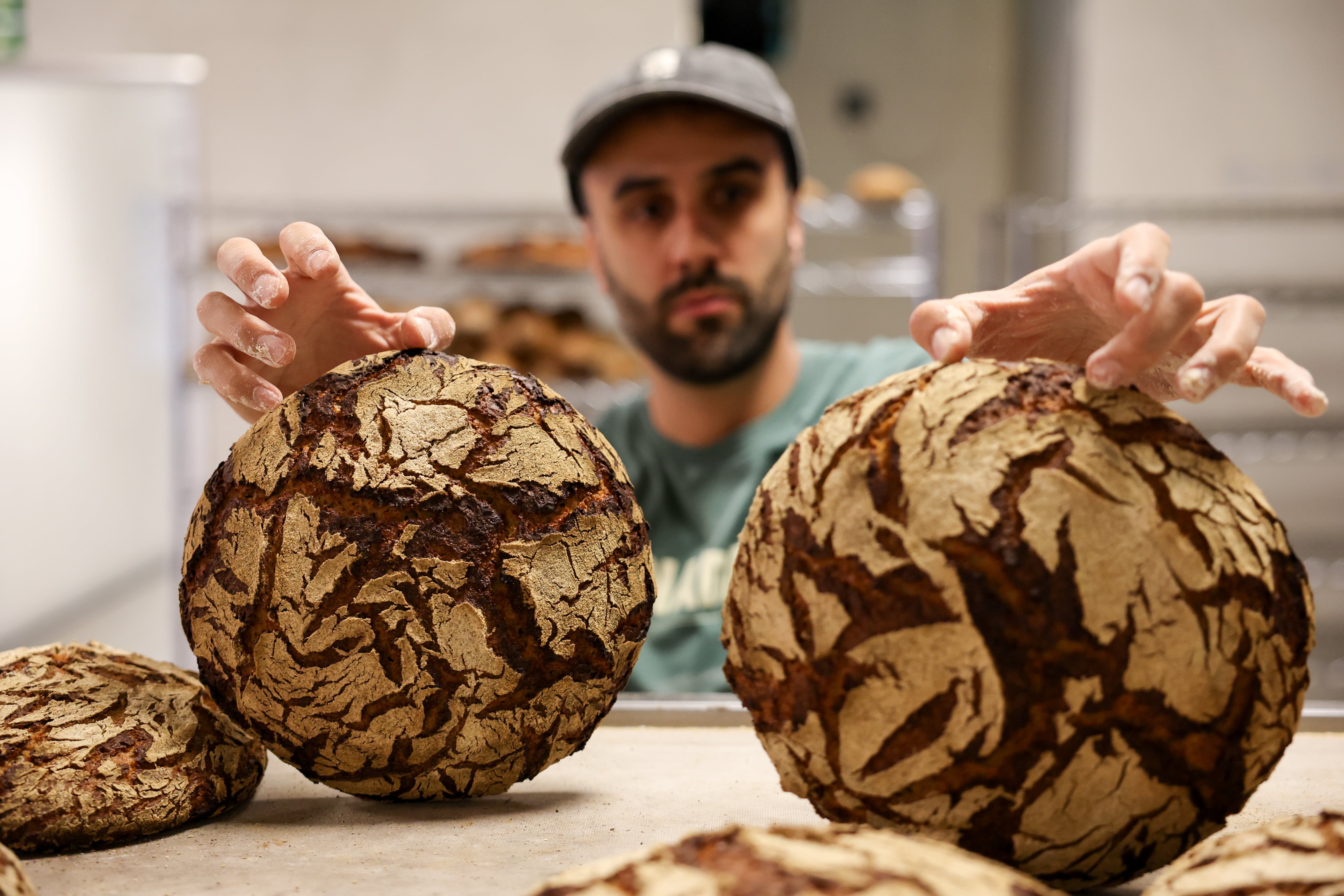 Darío Marcos, el arquitecto que aprendió a hacer pan por ‘hobby’ y se convirtió en un referente de la panadería artesana en Madrid