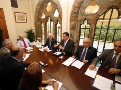 El presidente chipriota Dimitris Christofias (c-i) reunido con su gabinete de gobierno en el palacio presidencial de Nicosia, Chipre, el pasado 26 de junio. EFE/Archivo