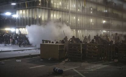 Enfrentamientos entre los Mossos y los manifestantes en el aeropuerto de Barcelona. 