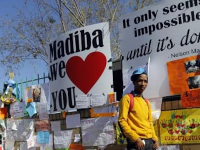 Mensajes y flores dedicados a Nelson Mandela, frente al hospital de Pretoria en el que est&aacute; ingresado.