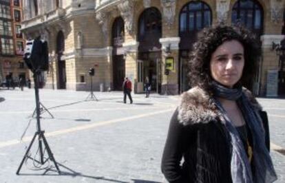 La artista Itziar Barrio, esta mañana en la plaza del Arriaga donde ha presentado el proyecto 'We could have had it all'