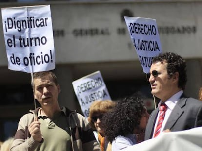 Protesta de los abogados del turno de oficio en los Juzgados de Plaza de Castilla de Madrid en 2011. ÁLVARO GARCÍA