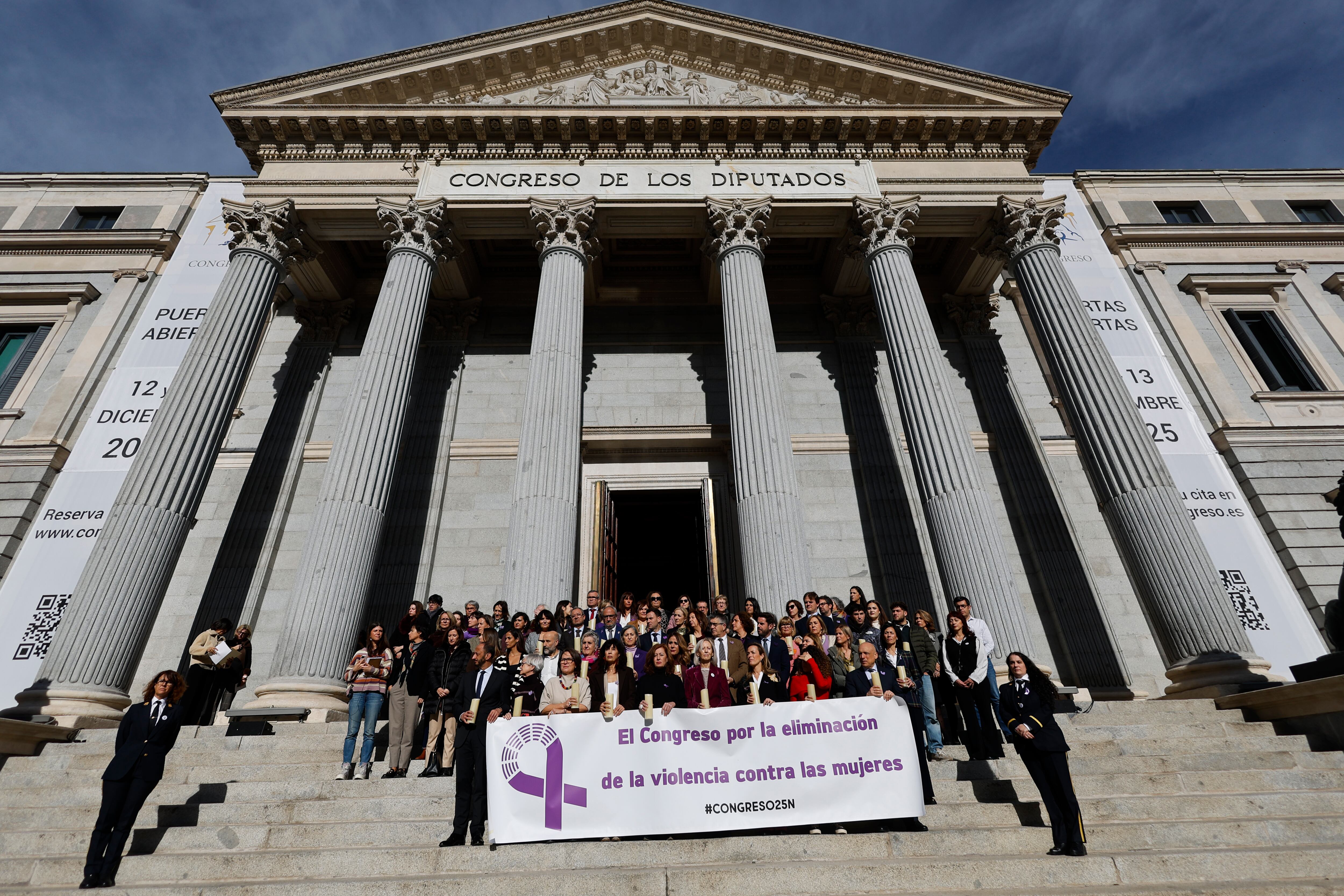 Deputies participate in the reading of names and lighting candles for each woman murdered by sexist violence on the occasion of the International Day for the Elimination of Violence against Women, this Tuesday, on the steps of Congress.