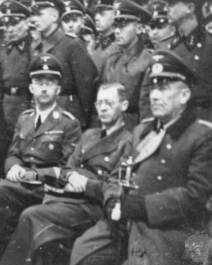 Heinrich Himmler, segundo por la izquierda, visitando Noruega en 1942.