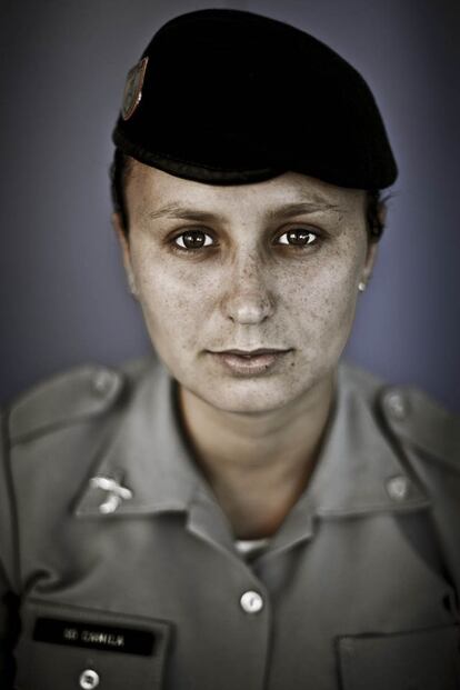 Beatriz, Policía Militar de la UPP (Unidad de Policía Pacificadora) de Nova Brasilia en el Complejo Alemao.