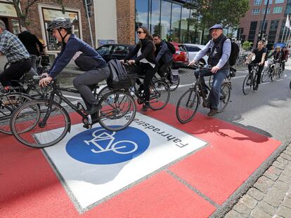 Marcha ciclista para inaugurar un nuevo carril bici en Rostock, Alemania.