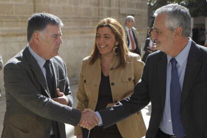 José Antonio Viera saluda al presidente de la Junta, José Antonio Griñán, en presencia de Susana Díaz.