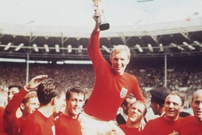 El capitán de Inglaterra en 1966, Bobby Moore, alza la Copa del Mundo con, de izquierda a derecha: el portero Banks, tapado por Ball, Peters, Hurst, Wilson, Cohen y Bobby Charlton.