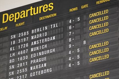 Una pantalla informa de vuelos cancelados en el aeropuerto internacional de Bruselas, en Zaventem.