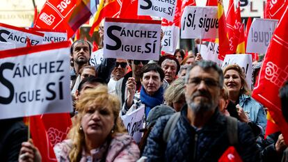 Concentración de apoyo a Pedro Sánchez en Ferraz durante el Comité Federal del PSOE, en Madrid, este sábado.