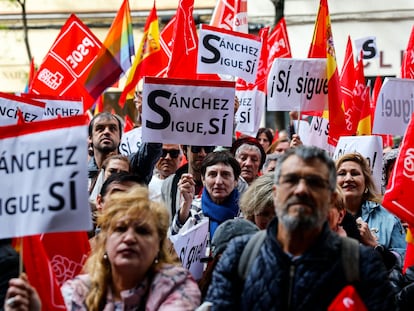 Concentración de apoyo a Pedro Sánchez en Ferraz durante el Comité Federal del PSOE, en Madrid, este sábado.