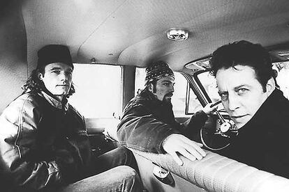 Morphine, en 1997. A la derecha, Mark Sandman; Dana Colley, al volante, y Billy Conway.