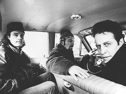 Morphine, en 1997. A la derecha, Mark Sandman; Dana Colley, al volante, y Billy Conway.