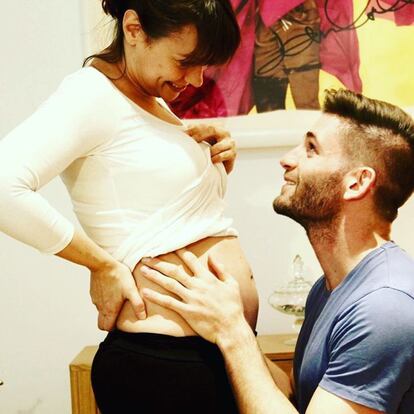 La actriz española Natalia Verbeke también utilizó la red social Instagram para anunciar su embarazo. En la imagen, la intérprete junto a su pareja, el jugador de rugby Marcos Poggy.