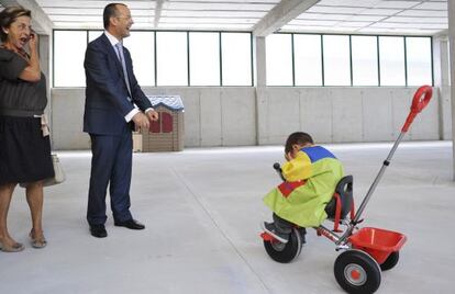 El Conselleiro de Educación, Jesús Vázquez, inaugura el curso en el colegio de Maside en septiembre de 2011.