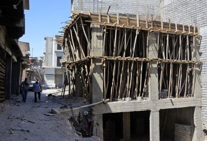 Los trabajadores de la construcción iraquíes reconstruyen casas en la ciudad norteña de Mosul. Las fuerzas iraquíes anunciaron la "liberación" de la segunda ciudad del país el 10 de julio de 2017, después de una sangrienta ofensiva de nueve meses para poner fin al gobierno de tres años del grupo Estado Islámico allí.