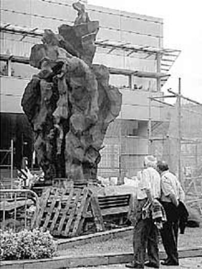 Una escultura en hierro fundido, de 70 toneladas, de la que es autor Vicente Larrea, ha sido colacada en la entrada del Palacio Euskalduna de Bilbao.