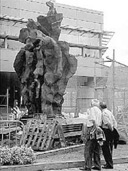 Una escultura en hierro fundido, de 70 toneladas, de la que es autor Vicente Larrea, ha sido colacada en la entrada del Palacio Euskalduna de Bilbao.