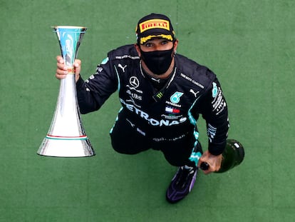 Lewis Hamilton, con el trofeo de ganador.